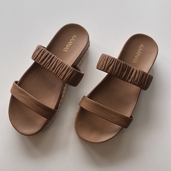NWOT Selangor Ruched Platform Slide in Coffee
Kaanas - Picture 2 of 5
